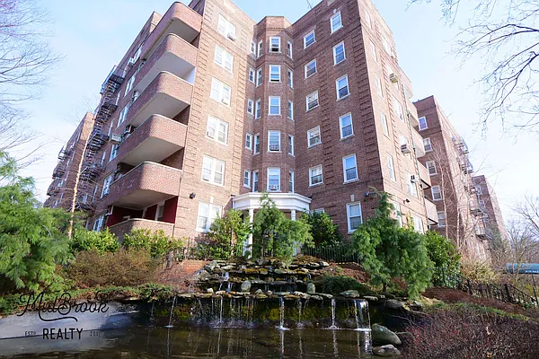 Sold by Midbrook Realty, LLC | media 34