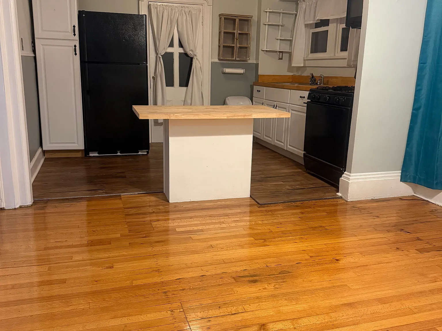 3 bed, 900 sqft, $2,300 — Photo 3