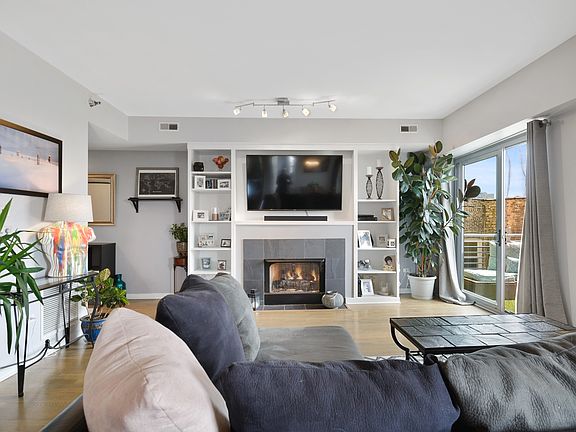 3rd image of 4350 N Broadway Ave #402