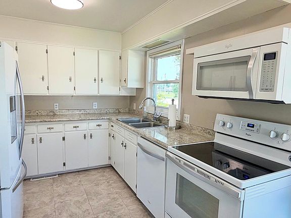 5th image of 301 2nd St NE