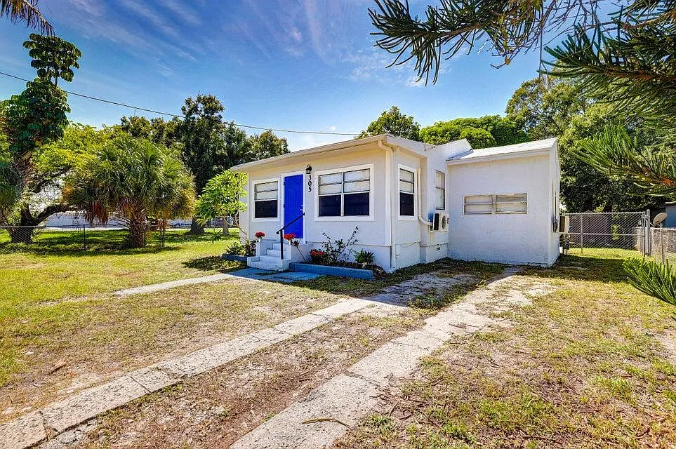 3 bed, 1.0 bath, 1035 sqft, $1,850 — Photo 2