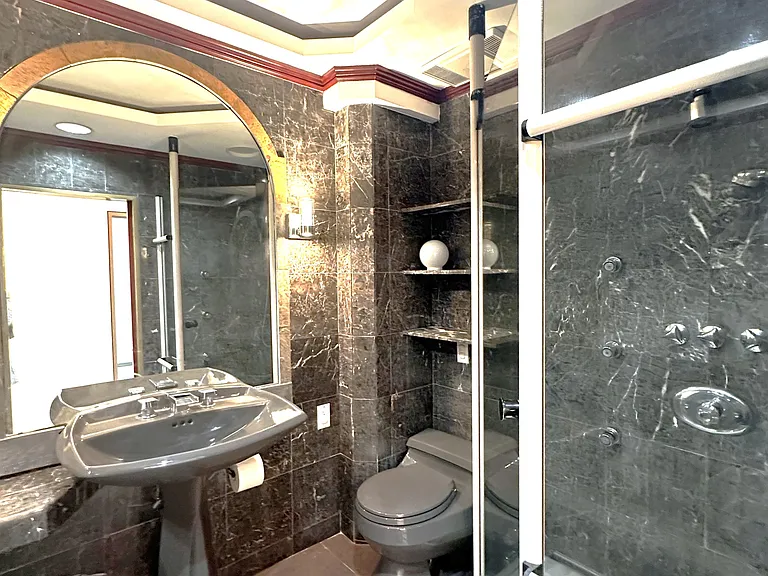 66-05 Dartmouth St #1 — Photo 17