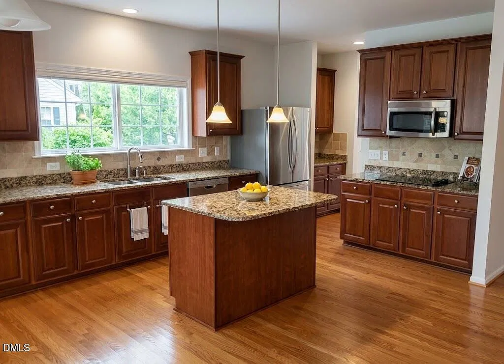 4 bed, 2.5 bath, 3034 sqft, $2,590 — Photo 3