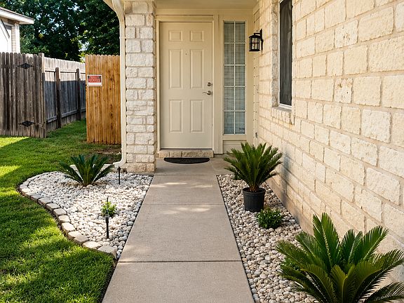 2nd image of 1017 Reynaldo St