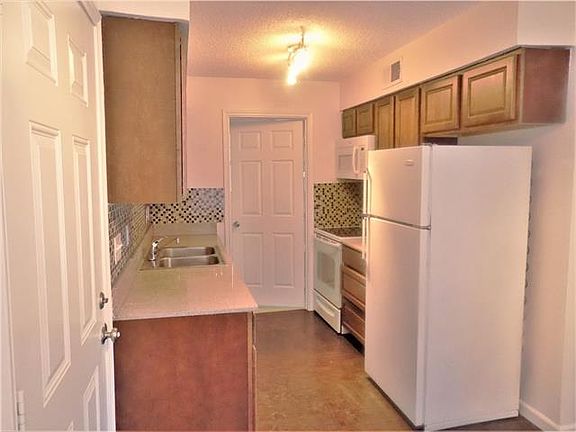 3rd image of 2921 Nelson Dr