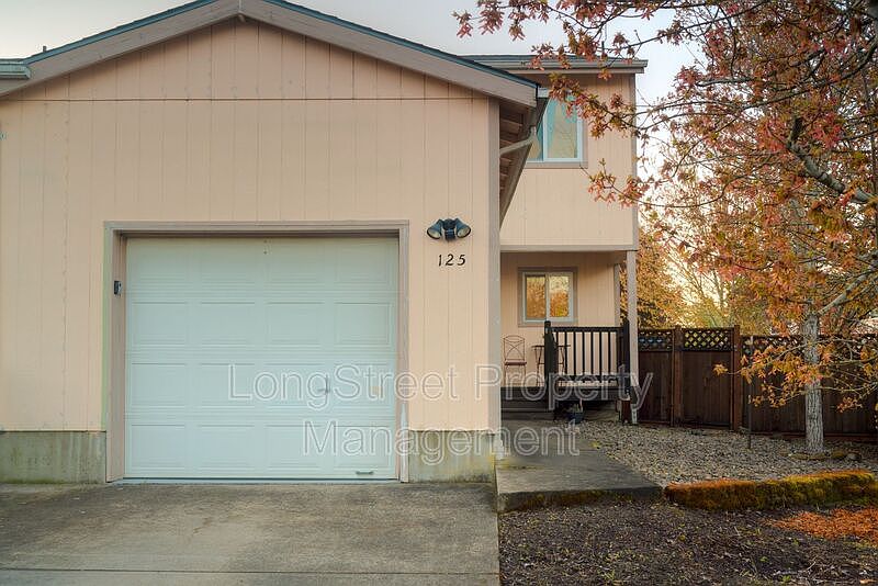 1st image of 125 NE Powderhorn Dr