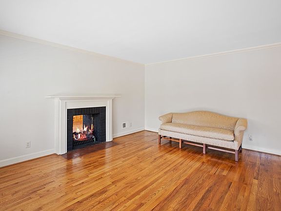 3rd image of 32 Bristol Dr