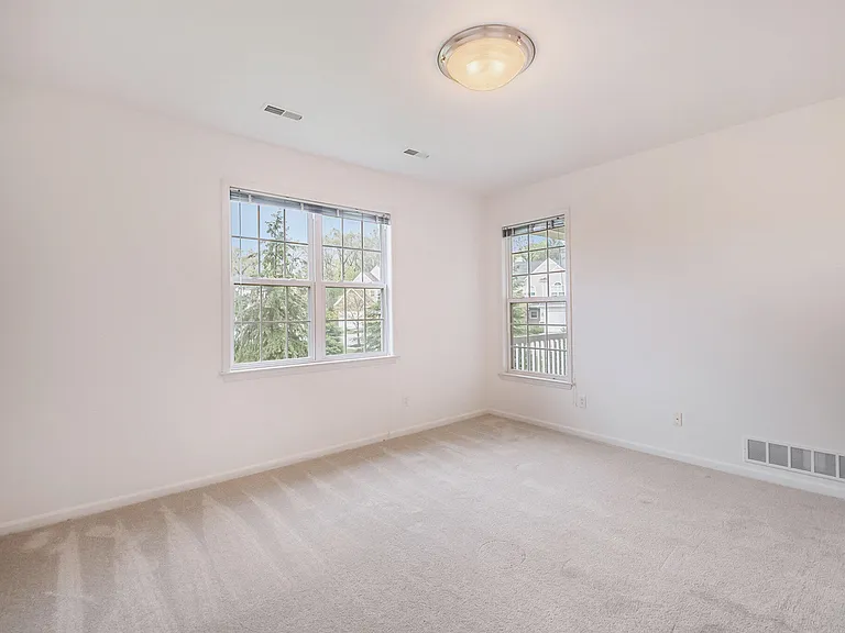 2925 N Knightsbridge Cir — Photo 16