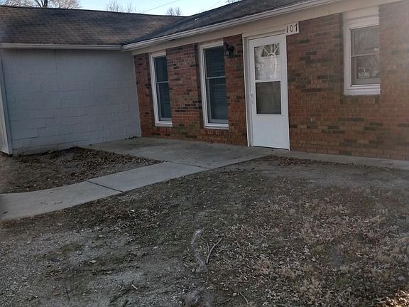SITTING AREA IN THE FRONT OF THE HOUSE