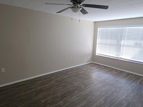 4th image of 1126 Lewis Dr