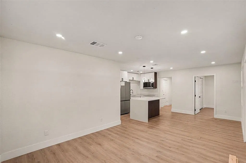 3 bed, 2.0 bath, 1054 sqft, $2,400 — Photo 4