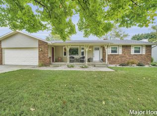 8174 Greenridge Dr, Jenison, MI 49428