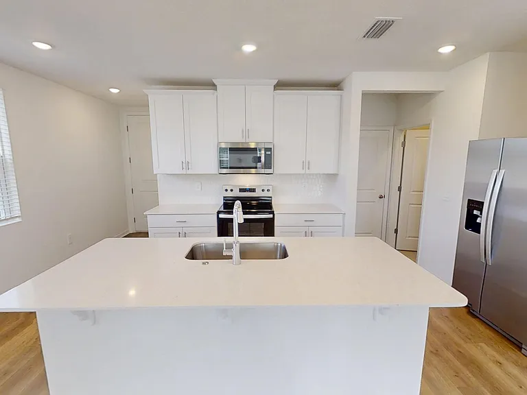 1129 Bradford Park Dr — Photo 4