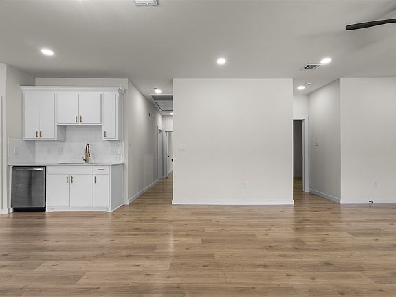 5th image of 333 Levant Ave