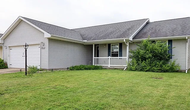 3915 Pebblebrook Ln photo 1
