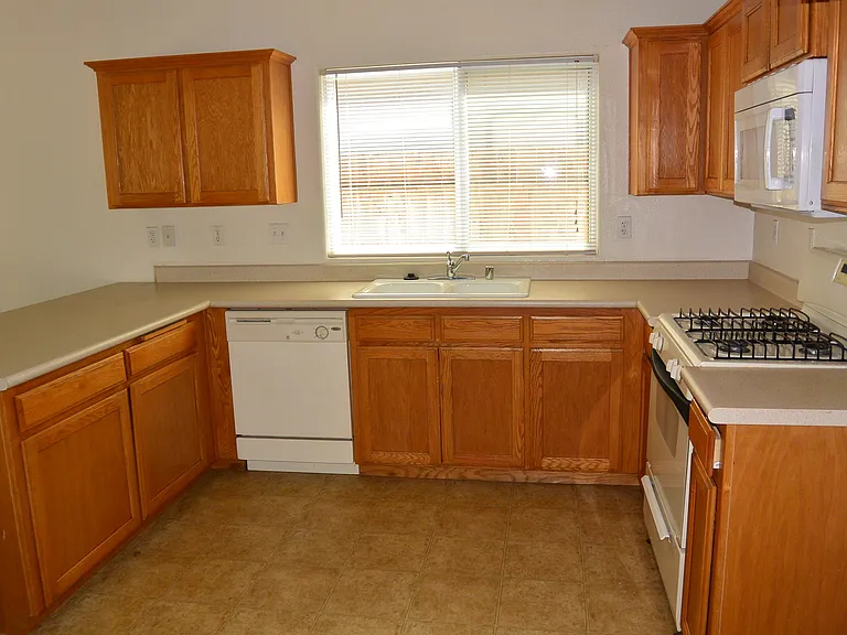 814 W James Ct — Photo 5