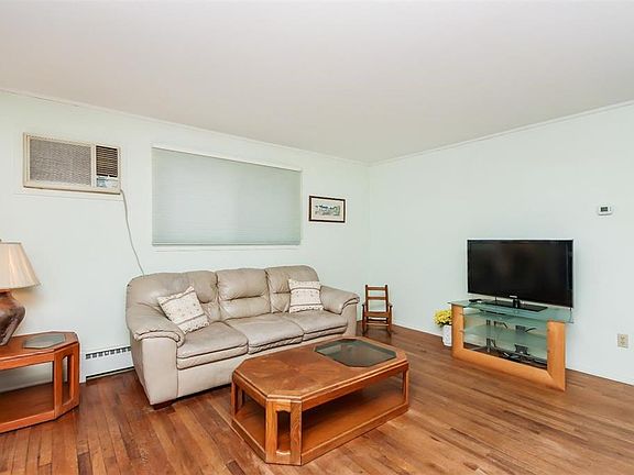 5th image of 2122 N Circle Dr