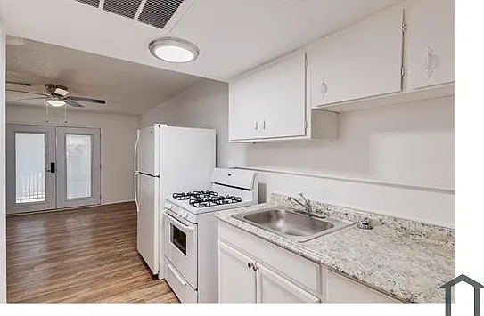 Studio, 300 sqft, $850 — Photo 1