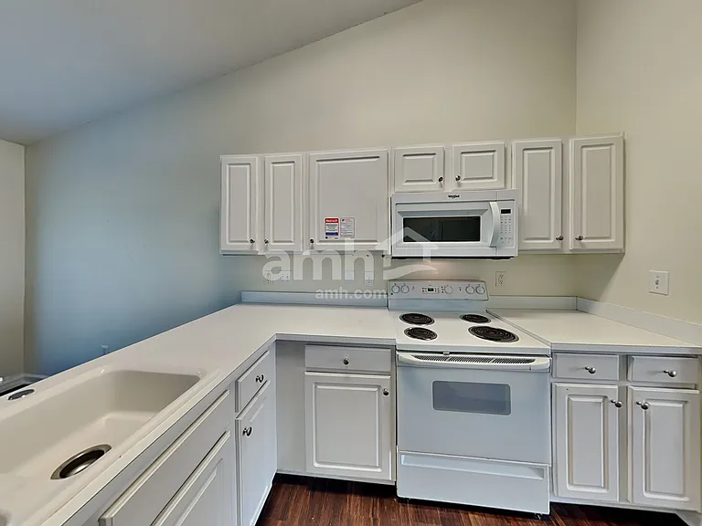1092 Chapel Creek Rd SW — Photo 3