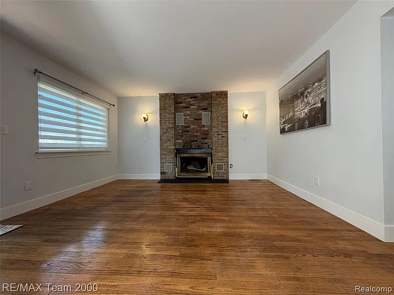 25647 Hanover St — Photo 8