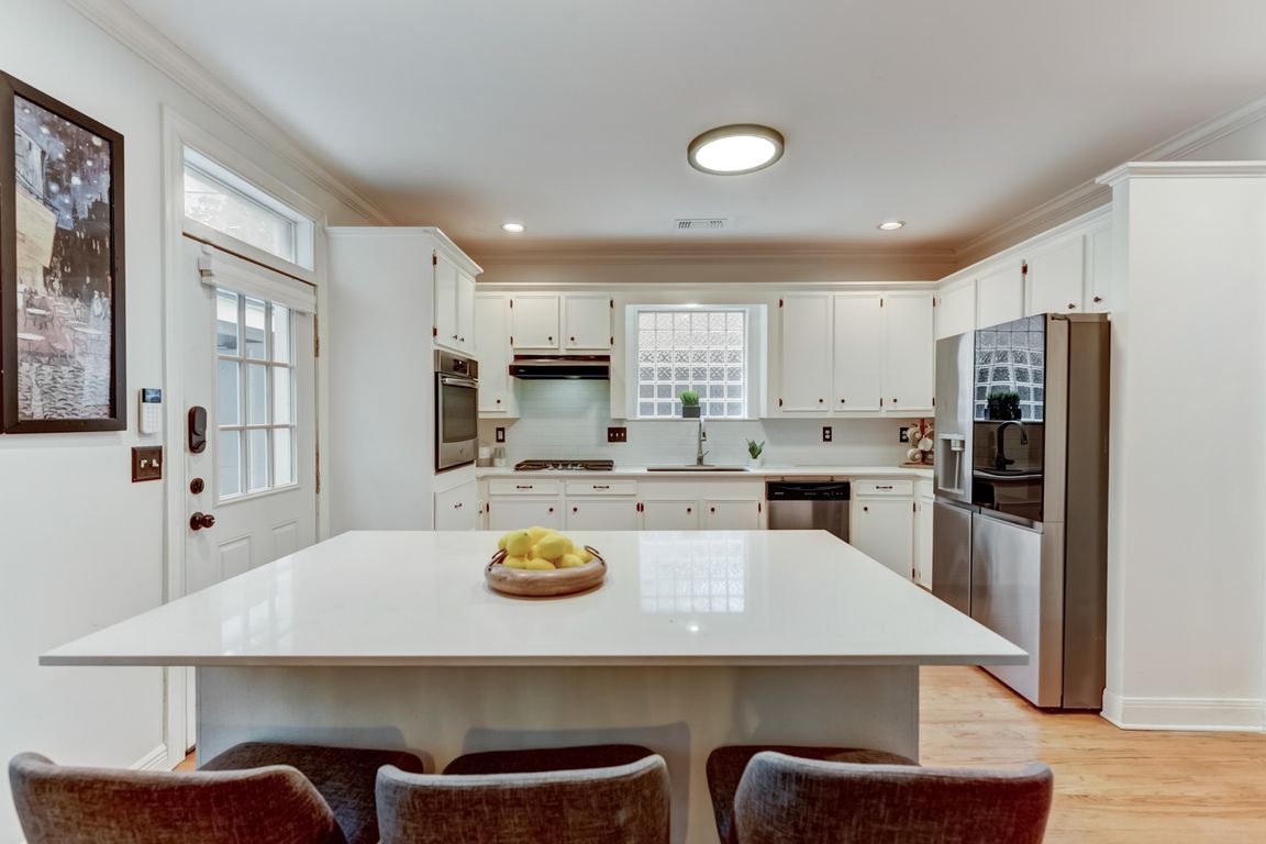 W 14th St-024