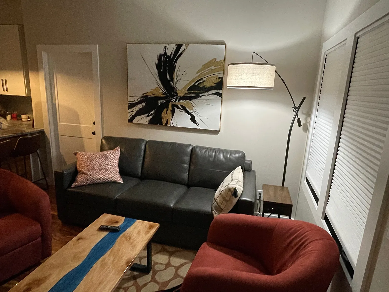 2 bed, 800 sqft, $2,100 — Photo 2