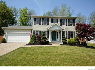 40 Azure Pine Ct, Amherst, NY 14228