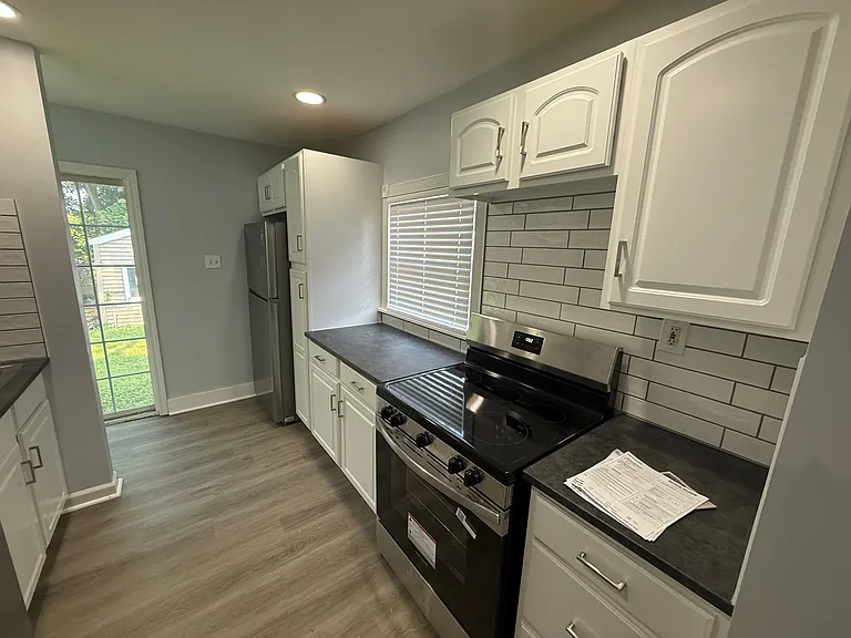 866 Cree Ave — Photo 2