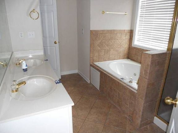 3rd image of 724 Hennepin Ter