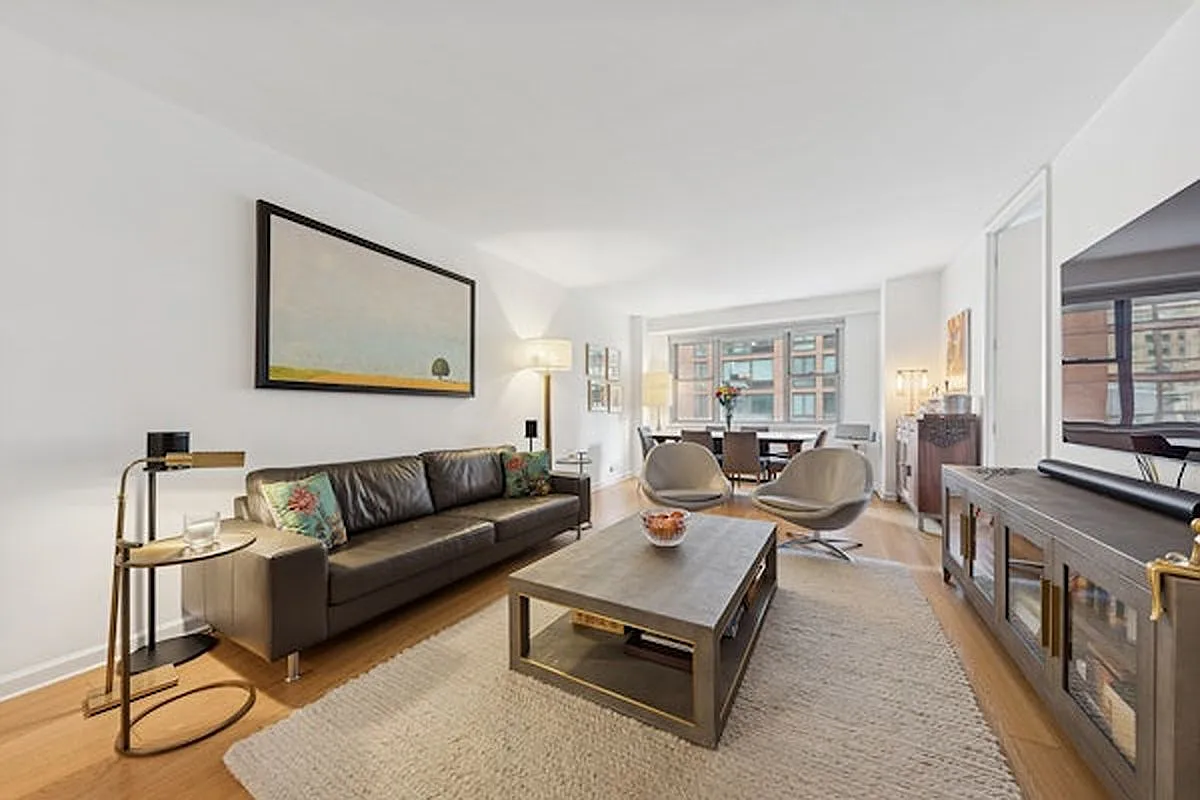 300 E 40th St APT 4K photo 1