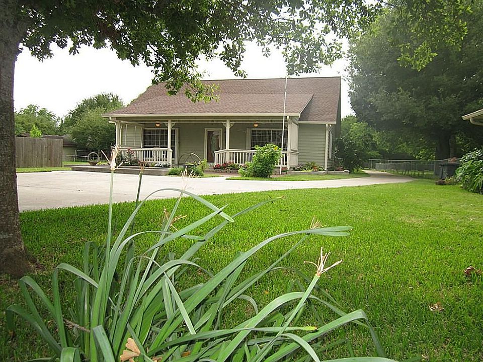 No HOA just relaxed living in the country but just a few minutes from I45