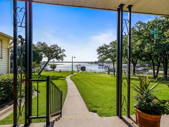 11868 Younger Ct, Azle, TX 76020