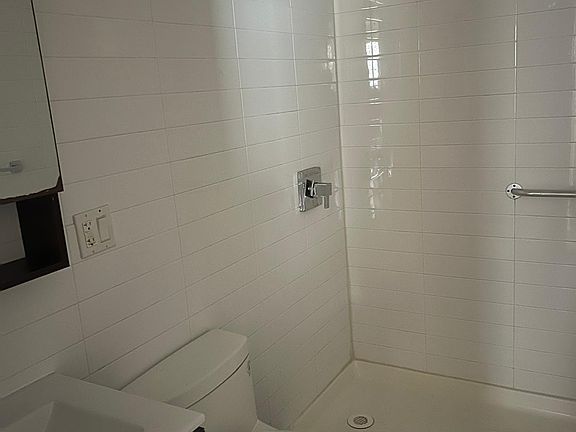 5th image of 4 S Pinehurst Ave APT 2D
