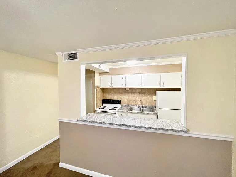 Heather House Apartments — Photo 44