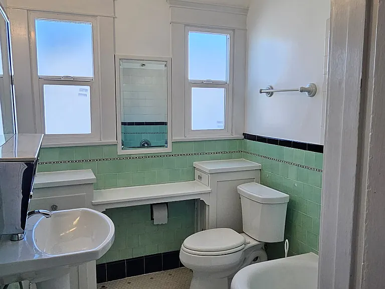 218 1/2 N Kenmore Ave — Photo 26
