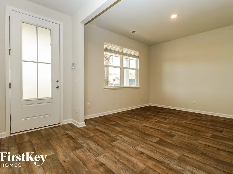409 Zenith Blvd — Photo 2