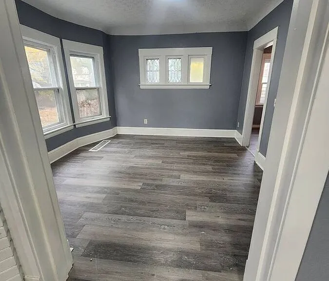 10615 Tacoma Ave — Photo 8