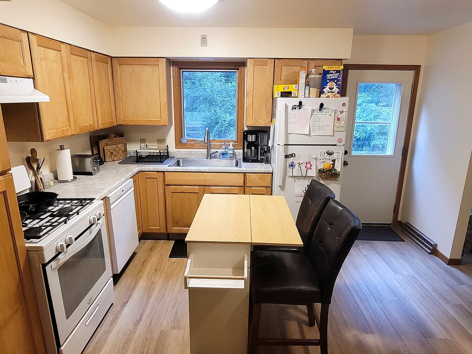 3 bed, 1.5 bath, 1425 sqft, $2,100 — Photo 3