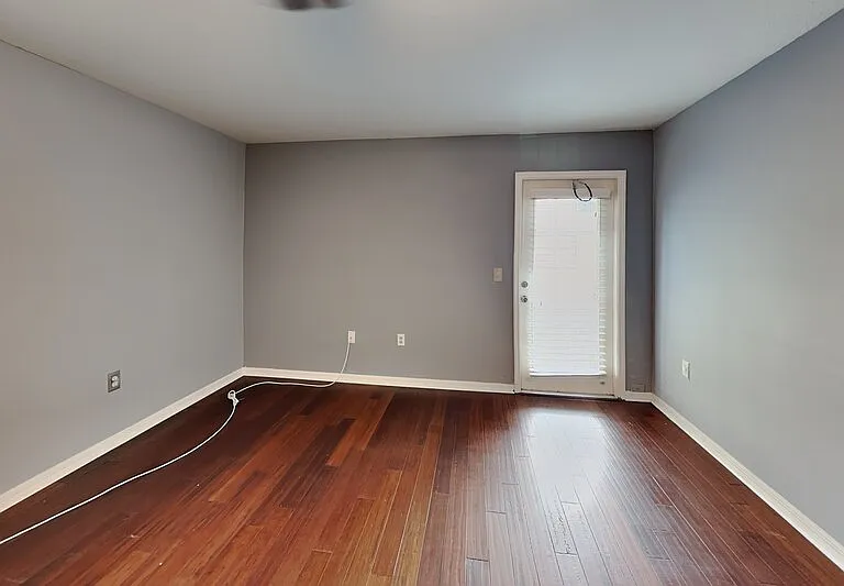 1952 Alambra Cir — Photo 17