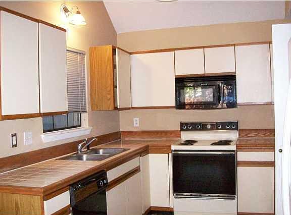3rd image of 105 Woodoak Cir