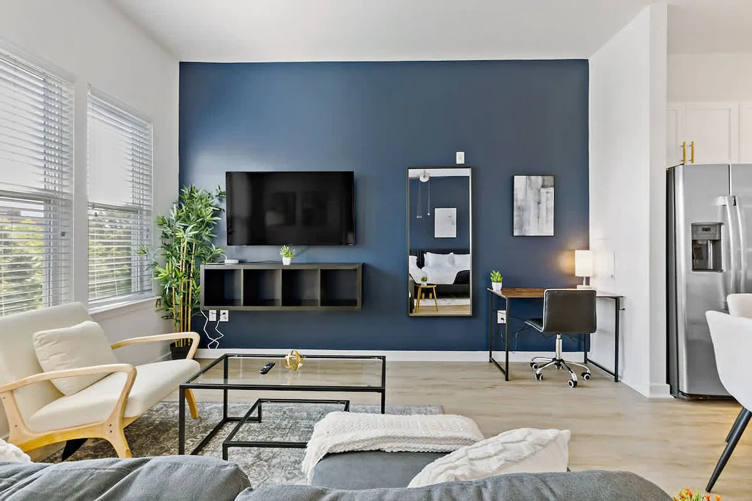 Studio, 1.0 bath, 581 sqft, $4,100 — Photo 2
