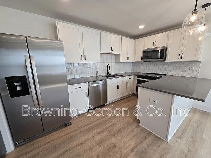 1 bed, 1.5 bath, 996 sqft, $1,695 — Photo 2