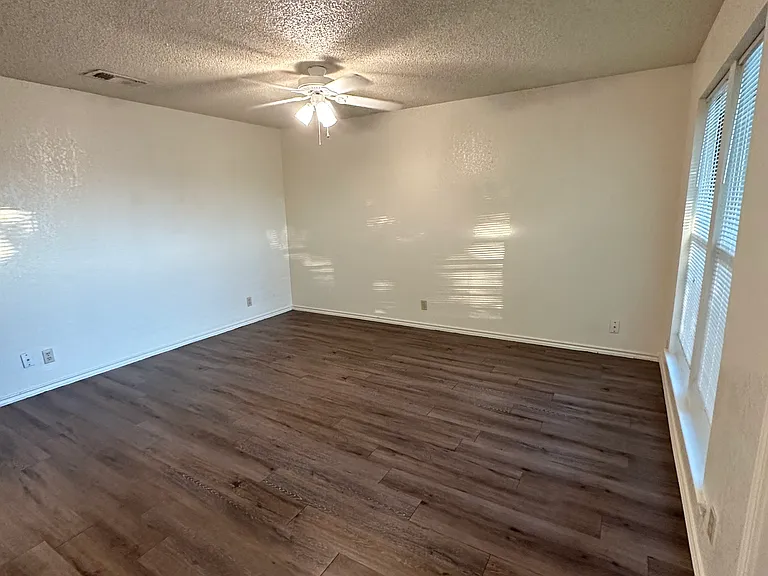 924 W Chestnut St #6 — Photo 2