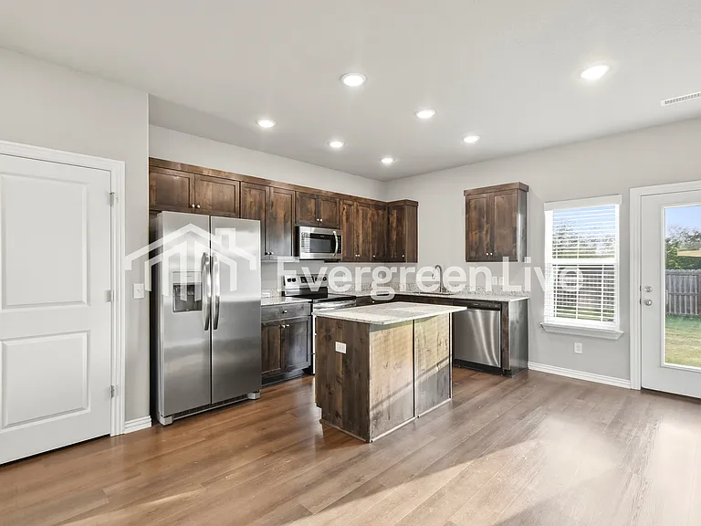 1221 Denver Dr — Photo 2