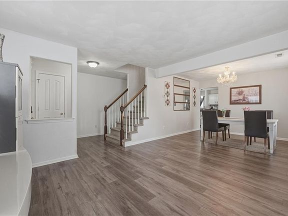 4th image of 164 Stoney Ridge Ave