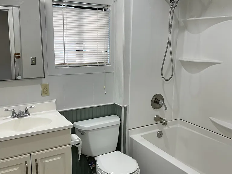702 Perry Ave — Photo 2