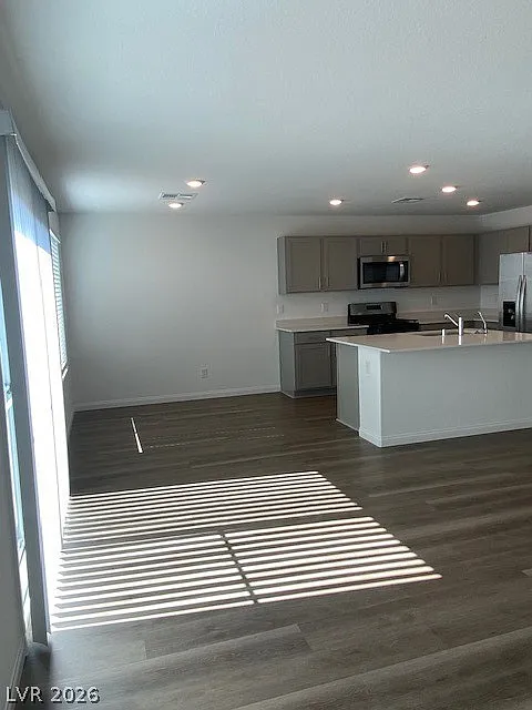 4 bed, 2.5 bath, 1855 sqft, $2,550 — Photo 3
