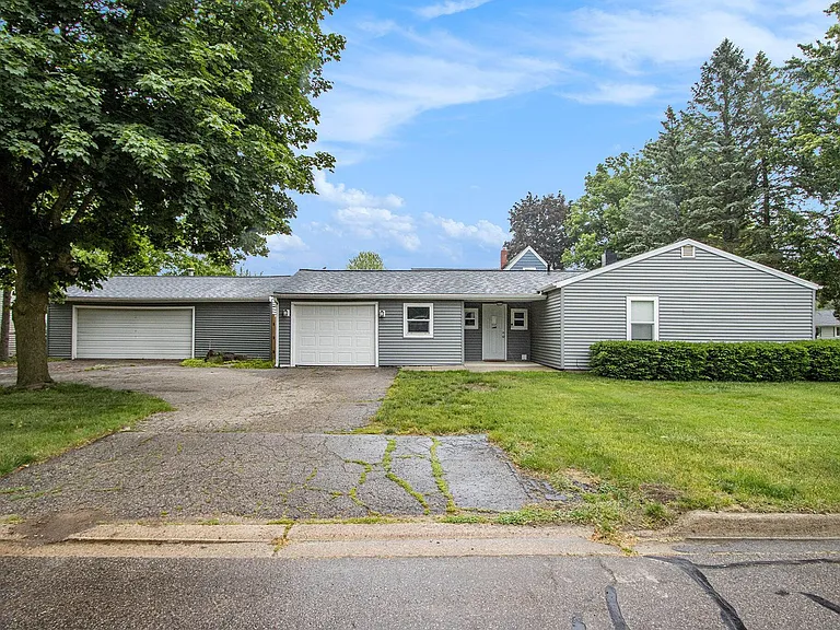 854 Upton Ave — Photo 3