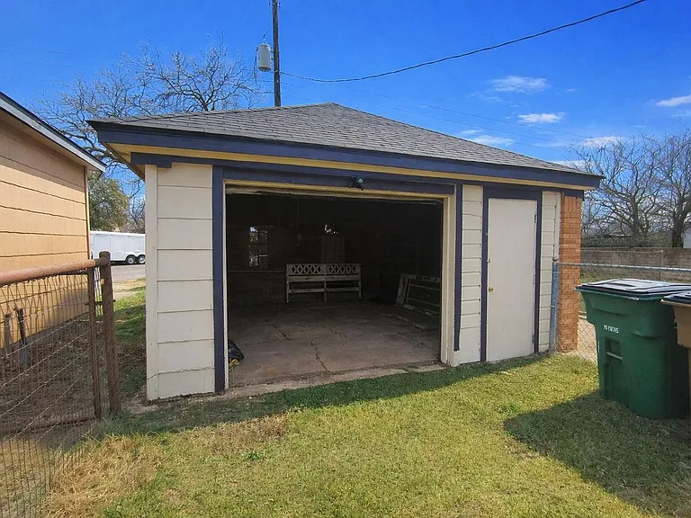 2425 Waco St — Photo 12