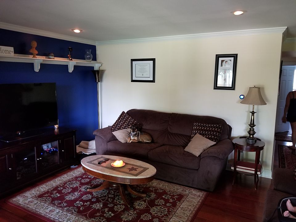 2nd image of 623 Meadowview Ln